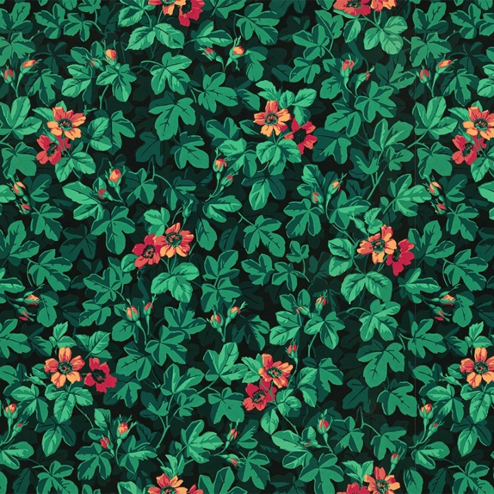 Détail du motif d'un papier peint botanique vintage avec feuillage vert dense et petites fleurs corail et orange