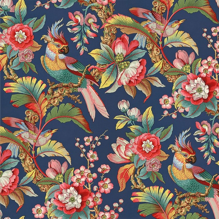 Ispahan Papier peint exotique bleu nuit avec perroquets colorés, fleurs tropicales et feuillage luxuriant